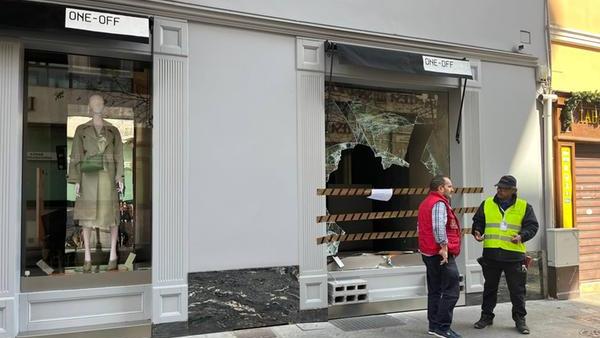 La vetrina del negozio di abbigliamento la mattina dopo il colpo subito dai ladri. Indaga la polizia