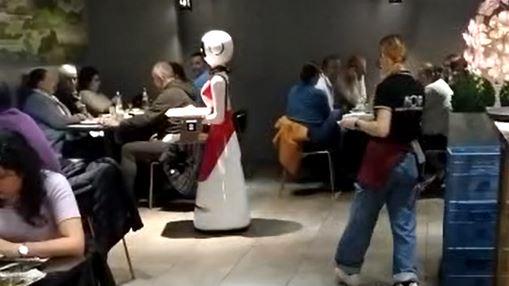La cameriera-robot al lavoro nel locale di Orzinuovi