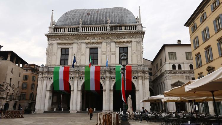 Brescia: la Loggia addobbata con i tricolori