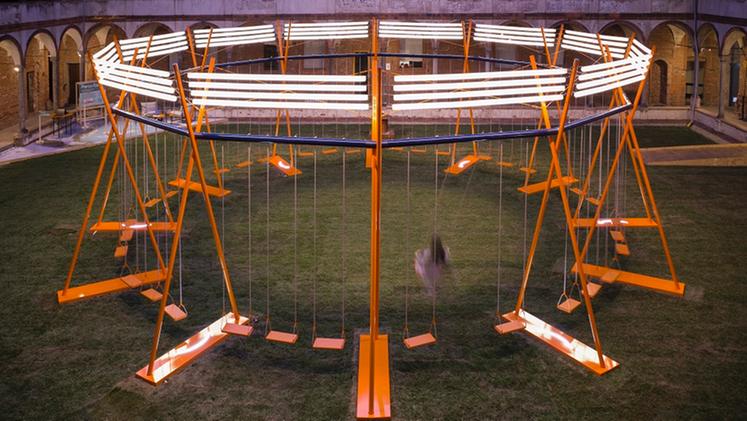 «Swing», la grande altalena firmata Stefano Boeri Interiors è protagonista di «The Amazing Playground», spazio interattivo firmato da Amazon nel Cortile della Farmacia dell’Università di Milano ph.Guoyin Jiang