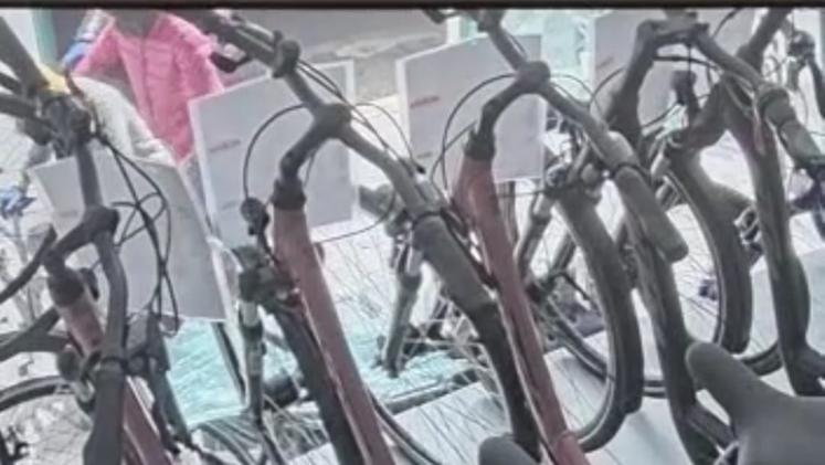 Ennesimo colpo in provincia di Brescia, questa volta ad essere stato colpito è il Bit Bikes Store di Castegnato: sei bici rubate del valore di 50mila euro ma abbandonate dai ladri e avvistate dopo qualche ora da un cittadino.