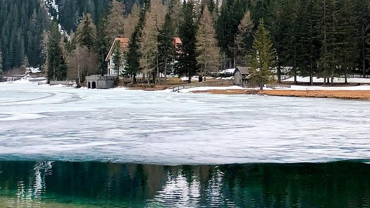 Il lago di Anterselva a primavera inoltrata: il ghiaccio fa spazio al blu dell’acqua