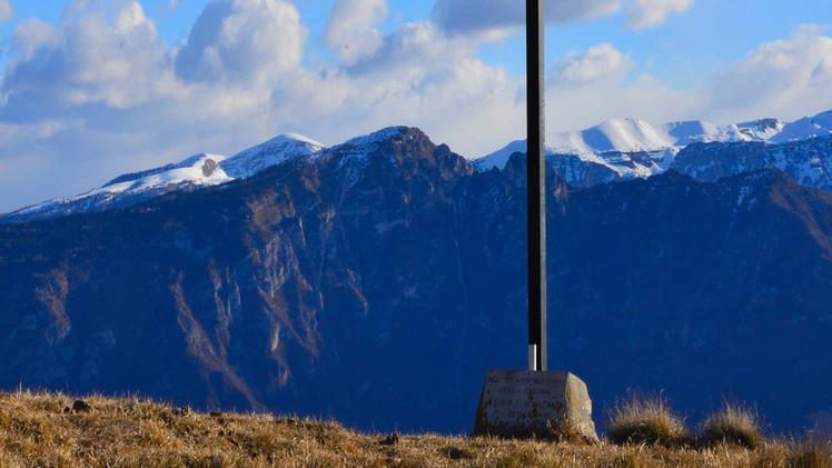 La grande croce poco sotto la vetta di Monte Vignola