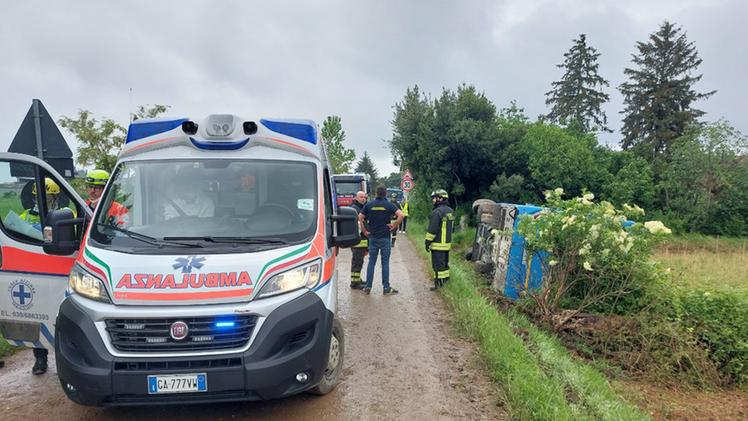 L'ambulanza soccorre i feriti ad Azzano Mella (Only Crew)