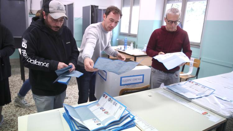 Lo spoglio delle schede elettorali nei seggi di Brescia