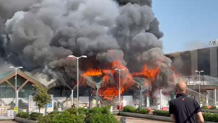 Il vasto incendio che ha colpito il centro commerciale Le Vele di Desenzano