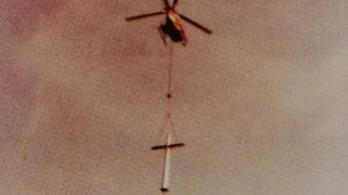 Una foto di un gruppo di volontari artefici dell’iniziativa In un’immagine d’epoca la croce portata in quota dall’elicotteroMaggio 1982: la cerimonia di benedizione del monumento diventato il simbolo del comprensorio sebino