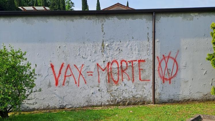 Scritte no vax sui muri del cimitero di Rezzato (foto REBONIC)