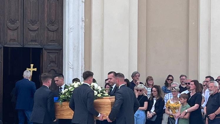 La chiesa di Isorella gremita in occasione dei funerali di Hendy CicchielloI colleghi della vittima hanno voluto porgere l’ultimo abbraccio al 41enne