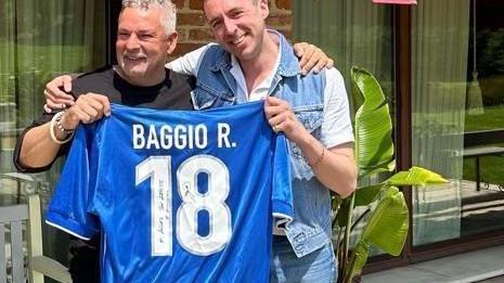 Roberto Baggio con Miles Kane e la storica numero 18 dell’Italia del ’98