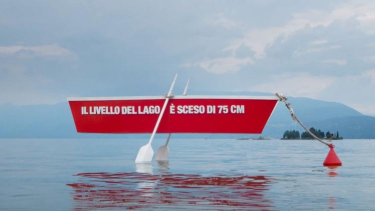 La barca sospesa comunica plasticamente le proporzioni della crisi idrica 