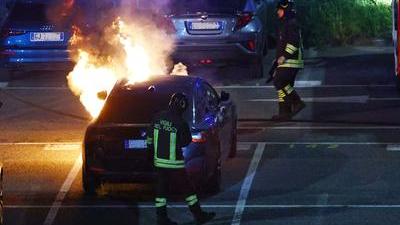 Un'auto incendiata da un fumogeno all'interno del parcheggio degli ospiti (foto OnlyCrew)