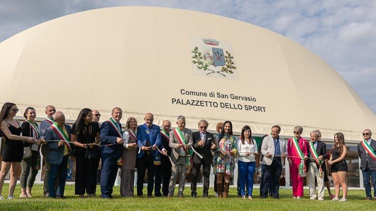 Il taglio del nastro del palazzetto dello sport di San Gervasio realizzato con un investimento di un milione di euro