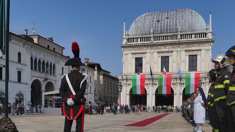 Piazza Loggia è pronta ad ospitare le manifestazioni ufficiali per ricordare la nascita della Repubblica Italiana