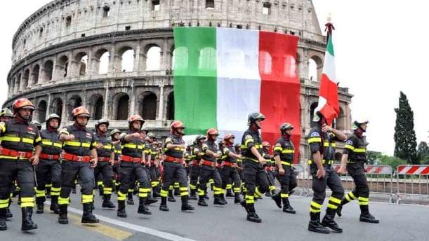 I vigili del fuoco sfilano davanti al Colosseo per la Festa della Repubblica. Presente per la prima volta anche una delegazione bresciana