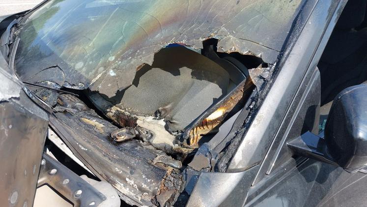 Auto devastata con sassi e incendio fuori dal Rigamonti