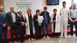 La cerimonia di donazione delle nuove strumentazioni offerte dall’Andos ai due ospedali camuni