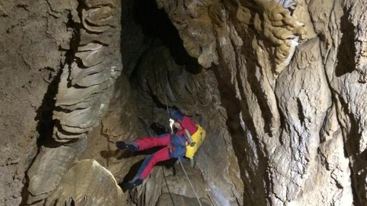 Dalla grotta Lacca bisogna calarsi per 15 metri per raggiungere la bomba