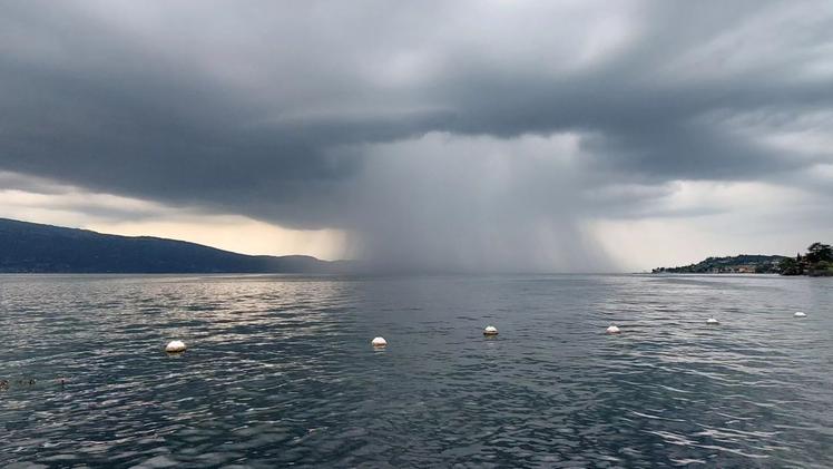 Temporale sul lago di Garda fotografato dalla sponda di Gargnano e postato sul profili fb di Visit Garda da @persico411