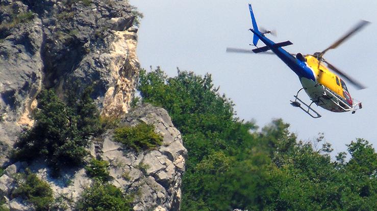 Un elicottero controlla i versanti