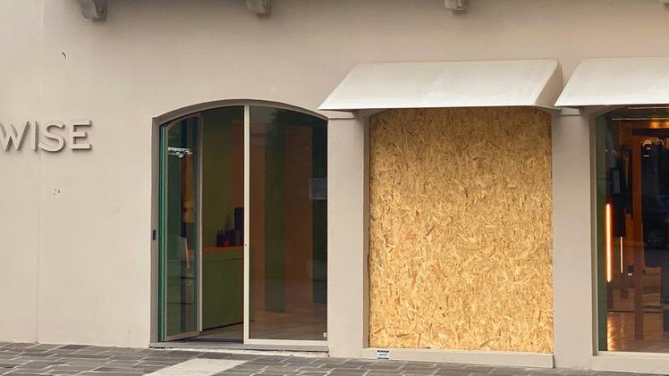 La boutique «Wise» in piazza Malvezzi a Desenzano: ha di nuovo subito  un furto con spaccata notturna 