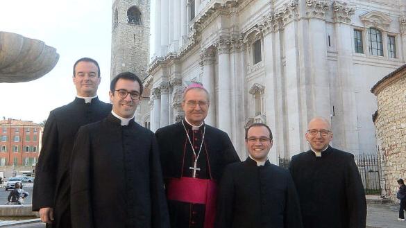 Il vescovo Pierantonio Tremolada insieme ai quattro sacerdoti che saranno ordinati domani in Cattedrale