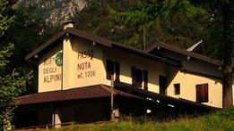 Il Rifugio Alpini di Passo Nota, a poca distanza dall'omonimo valico 