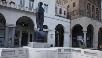 La Stele di Paladino sul piedistallo di piazza Vittoria