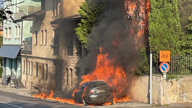 L'incendio che ha avvolto l'auto a Lumezzane