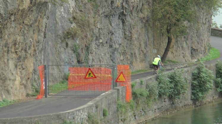 Un ciclista sulla Vello-Toline nonostante il divieto di accesso e il pericolo