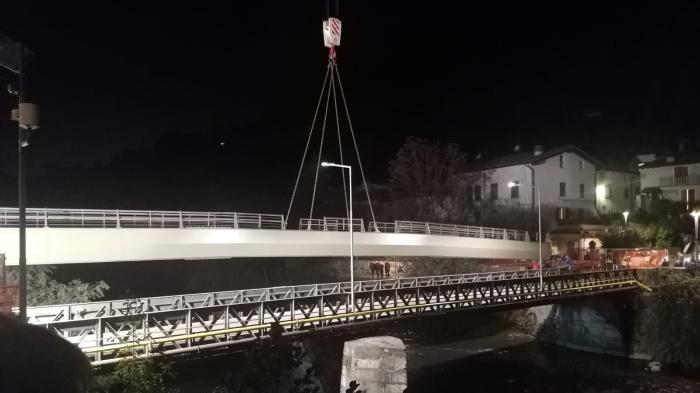 Le operazioni di posa della nuova passerella ciclopedonale sul Chiese che collega alla Valverde