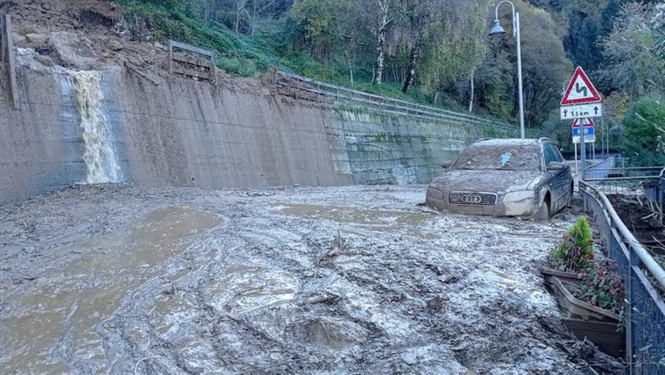 La valanga di fango caduta venerdì scorso a Paspardo sulla statale