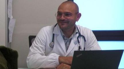 Il dottor Alessio Furloni nel suo ambulatorio