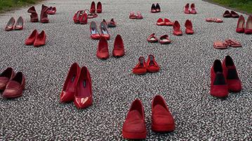 Scarpette rosse L’installazione al liceo Fermi ha ricevuto il «timbro» del’artista Elina Chauvet