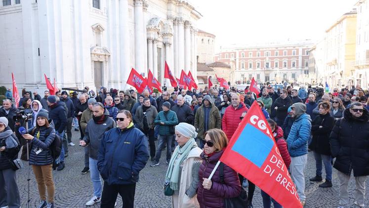 Gli scioperanti lo scorso 17 novembre in piazza Duomo a Brescia