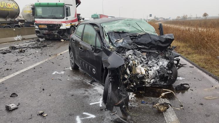L'auto distrutta di Lorenzo Radaelli, 22 anni, morto in un incidente stradale a Guidizzolo