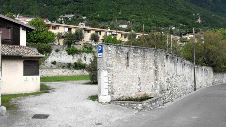 L'ingresso del sito di Gargnano dove sarà costruito un parking sotterraneo per 150 auto