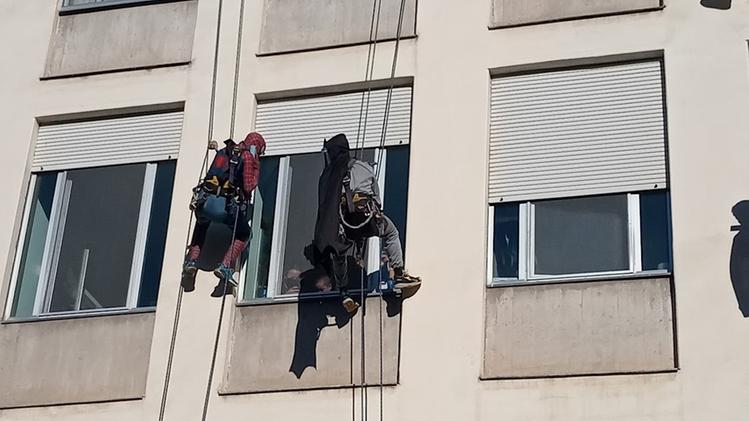 Supereroi acrobatici alle finestre del Civile