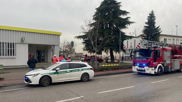 Vigili del fuoco e Polizia locale all'ufficio postale di via Brescia