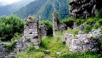 Le rovine del castello di Lozio, teatro delle vicende narrate