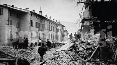 Una foto d'epoca del bombardamento su Gavardo