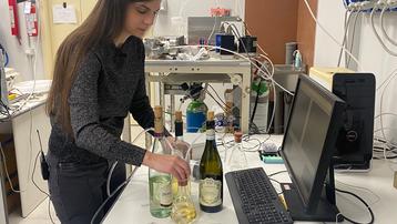 La ricercatrice bresciana Sonia Freddi mentre testa il "naso elettronico"