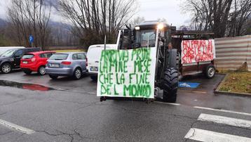 Uno dei messaggi esposti sui trattori in sfilata a Breno