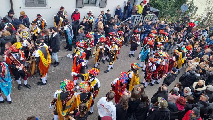 Folla a Bagolino per il tradizionale Carnevale che si concluderà martedì sera
