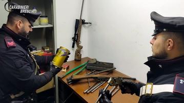 Alcune delle armi sequestrate dai carabinieri di Marone a Castegnato