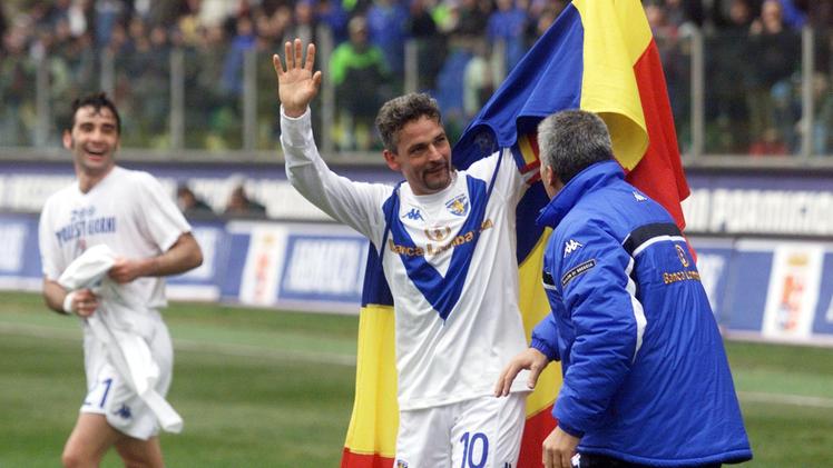 Unico Roberto Baggio con la bandiera celebrativa dei 200 gol: è il 14 marzo 2004