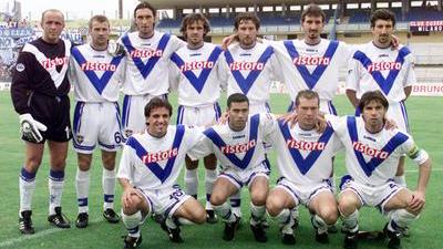La formazione del Brescia che l'11 giugno 2000 a Cosenza conquistò la promozione in A. Gilbert Bodart è il primo in piedi da sinistra