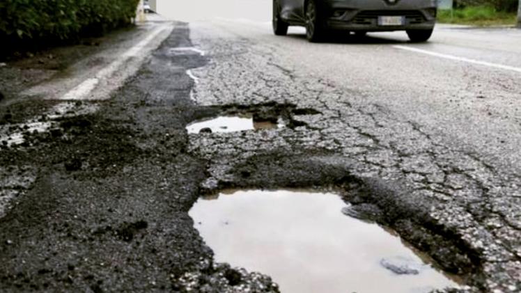 La situazione dell'asfalto in molte strade della provincia di Brescia