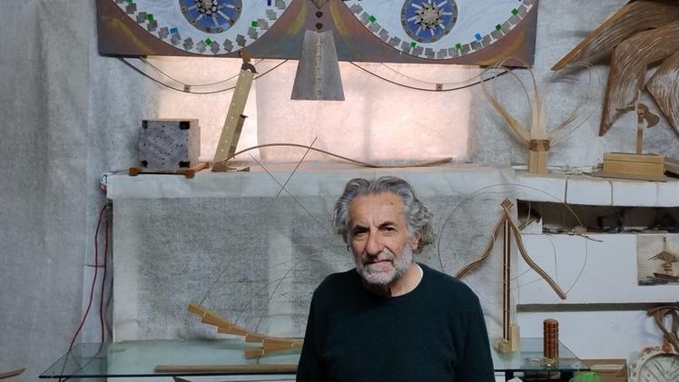 Nel suo atelier La carriera di Gianni Buzzi  è stata sempre legata al legno: ora si ritrova libero  di esprimere tutta  la sua creatività