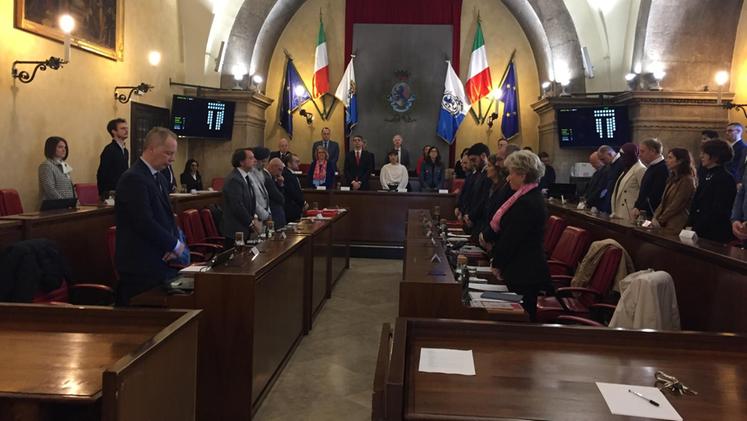 Il Consiglio comunale di Brescia ha iniziato la seduta con un minuto di silenzio in ricordo delle vittime del Covid e dell'attentato a Mosca di venerdì sera